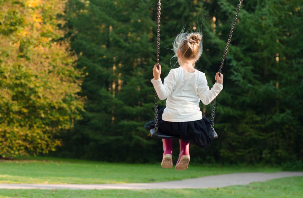 公園で遊ぶ女の子 公園で遊ぶ女の子